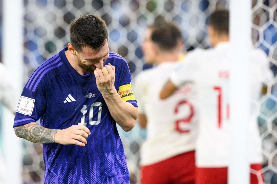 Doha (Qatar), 30/11/2022.- Argentina's forward Lionel Messi reacts after missing his penalty during the FIFA World Cup 2022 group C soccer match between Poland and Argentina at Stadium 947 in Doha, Qatar, 30 November 2022. (Mundial de Fútbol, Polonia, Catar) EFE/EPA/LAURENT GILLIERON