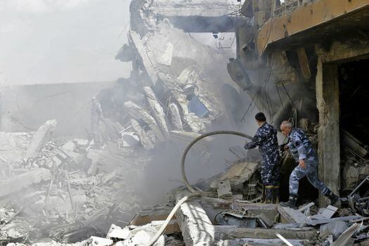 Una de las instalaciones golpeadas por los misiles disparados sobre Damasco el viernes en la noche. / AFP