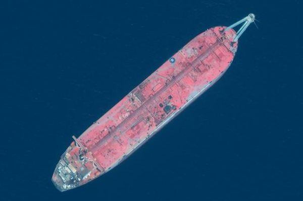 Desde 2017, el barco petrolero FSO Safer fue abandonado cerca del puerto de la ciudad de Al Hudayda, al oeste de Yemen. El buque contiene 1,14 millones de barriles de petróleo que deben ser extraídos antes de noviembre de este año. / Getty Images. Getty