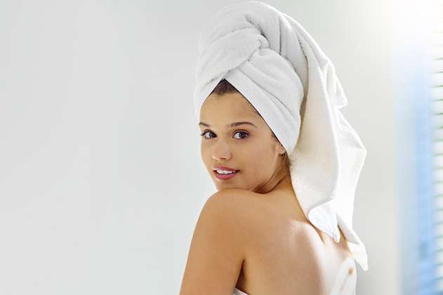 ¿Por qué se recomienda usar una toalla caliente para tener un pelo sano y bonito?