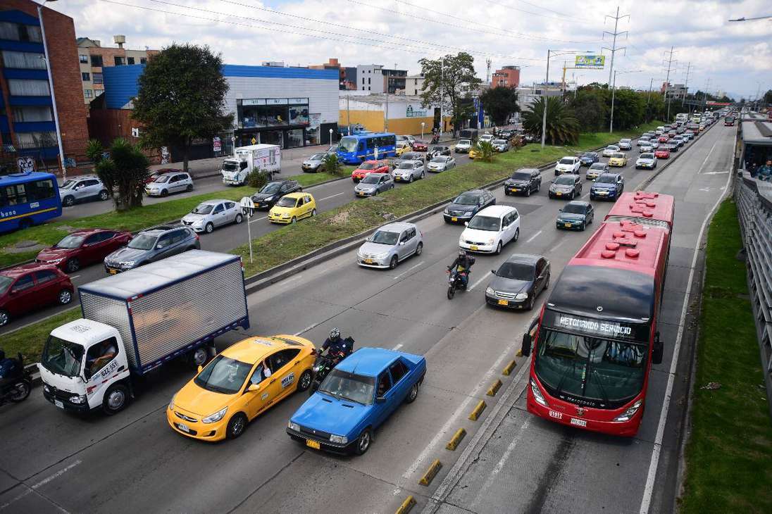 A diferencia de esto, entre 2014 y 2019, los vehículos para servicio público en las vías aumentaron sólo un 2% en cinco años de acuerdo a Encuesta de Bogotá Cómo Vamos. Así, la mitad de los vehículos que circulan actualmente en Bogotá son automóviles, y 1 de cada 4 son motocicletas.