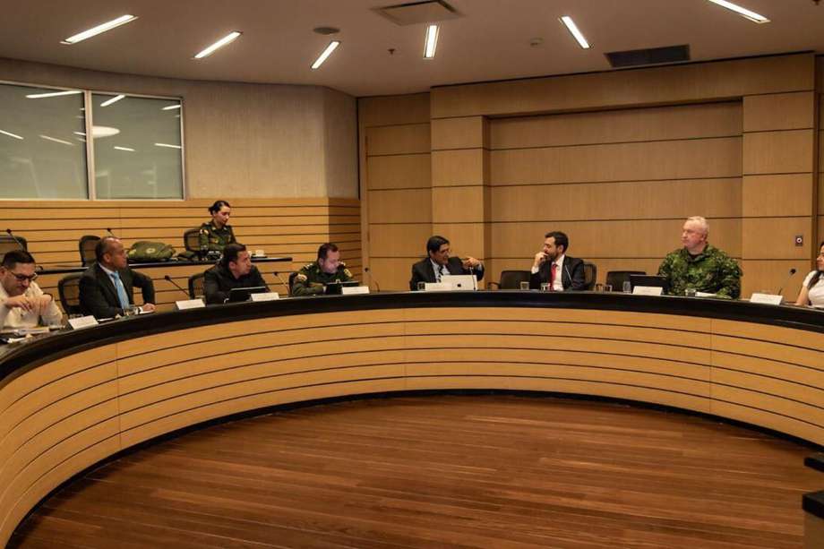 El alcalde de Bogotá tuvo a primera hora del día una reunión en donde busca responder junto con entidades encargadas de la seguridad en Bogotá, la alerta emitida por la defensoría sobre seguridad en la ciudad.