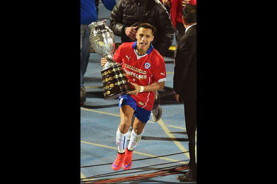 El chileno Alexis Sánchez con el trofeo de campeón de la Copa América. AFP