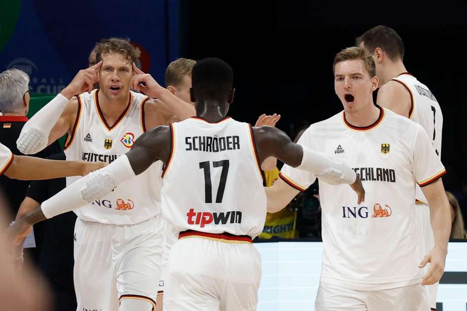 El equipo de Alemania celebra su triunfo contra Serbia. 