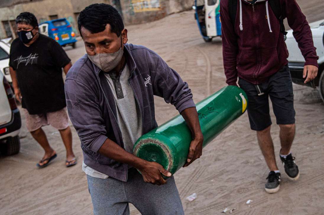 Largas filas y desesperación en un barrio de Lima (Perú) por escasez de oxígeno