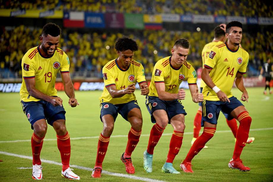 Los jugadores de la selección de colombia celebrando una anotación. 