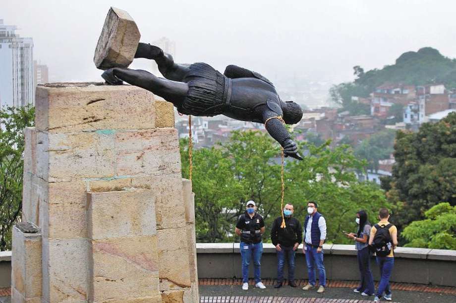 La estatua fue derribada por el pueblo Misak en medio del paro nacional del 28 de abril. / AFP / PAOLA MAFLA
