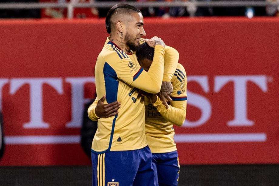 Cristian Arango (Izq.) celebra con Andres Gómez, una victoria del Real Salt Lake en Chicago, en la MLS.
