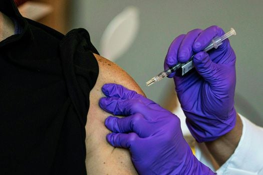 El pasado 18 de diciembre, el Gobierno Nacional informó al país sobre la firma de contratos con las dos farmacéuticas para adquirir 20 millones de dosis de vacunas contra la COVID-19.