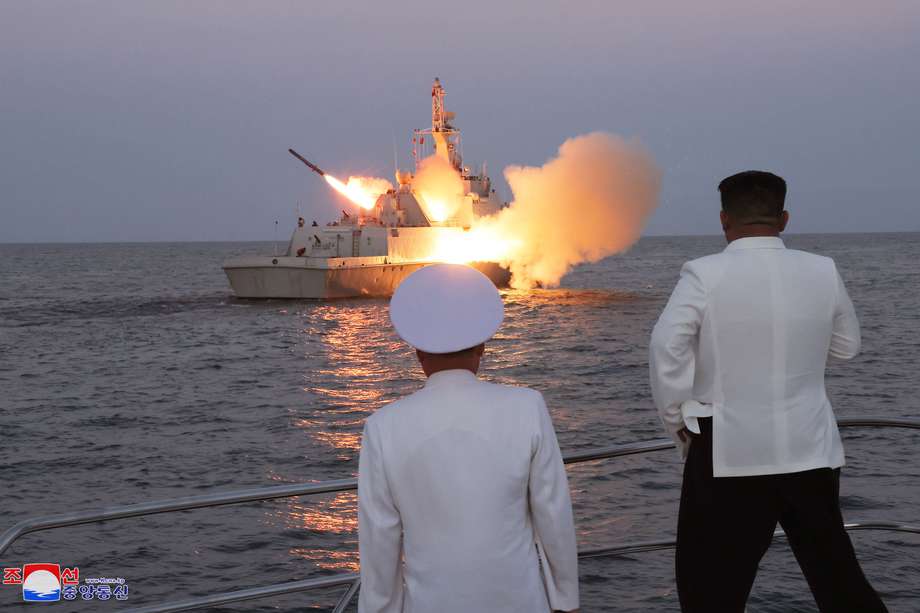 Una fotografía sin fecha publicada por la agencia oficial de noticias central de Corea del Norte (KCNA) el 21 de agosto de 2023 muestra al líder norcoreano Kim Jong Un (R) inspeccionando una flotilla de la Flota del Mar del Este de la Armada del Ejército Popular de Corea (EPC) en el Norte. Corea.
