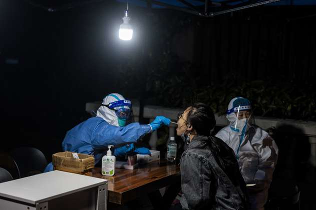 Los retos que enfrenta el sistema de salud de China por el brote de ómicron