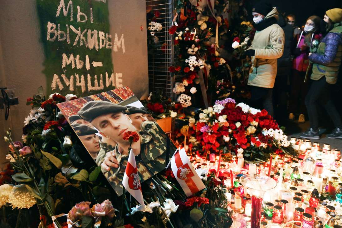 Cientos de bielorrusos mantuvieron hoy un minuto de silencio y formaron cadenas de solidaridad en Minsk y en otras ciudades de Bielorrusia para expresar su rechazo por la muerte de Román Bondarenko, que falleció el jueves tras ser golpeado por agentes enmascarados de las fuerzas de seguridad. (Efe y Afp)