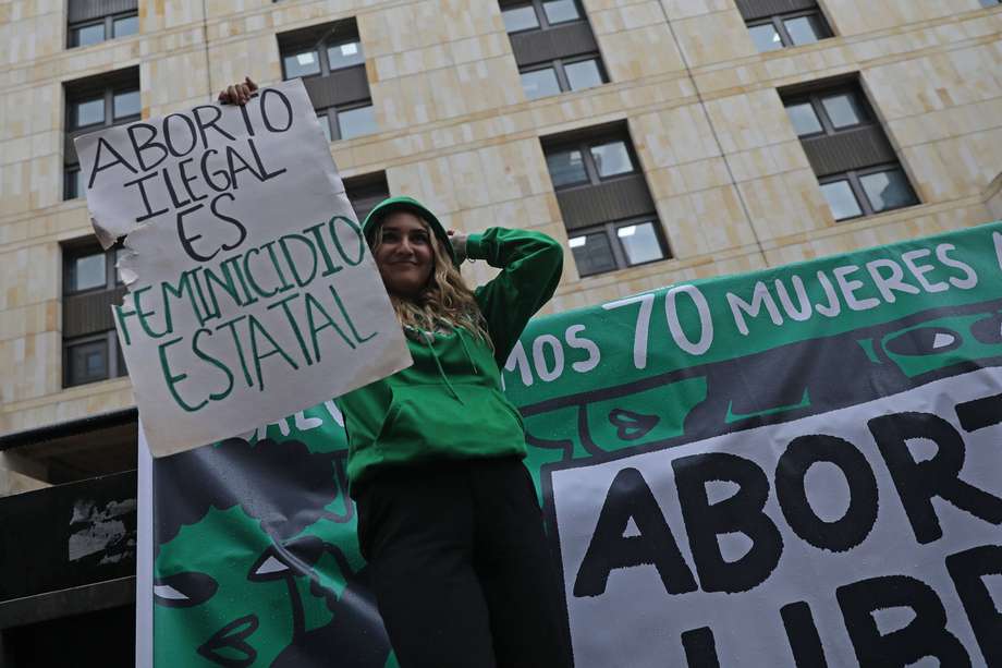 Manifestantes sostienen carteles en favor de la despenalización del aborto, frente a la sede de la Corte Constitucional en Bogotá (Colombia). 