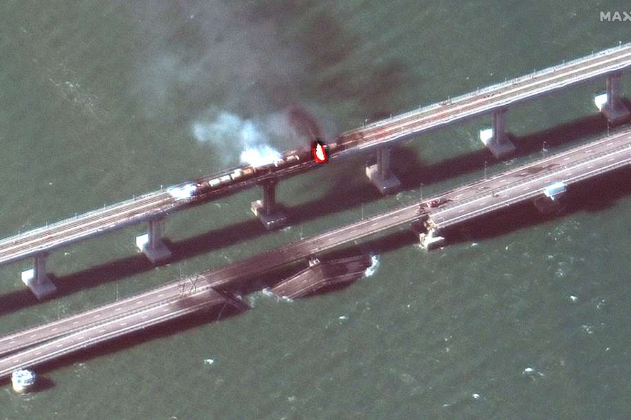 Una imagen satelital proporcionada por Maxar Technologies muestra humo y una parte colapsada del puente del Estrecho de Kerch en Crimea.