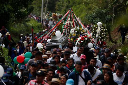 Familiares y amigos acompañaron el féretro durante una caminata antes de su sepelio, en la vereda Damian del municipio de Toribío, Cauca. EFE/ Ernesto Guzmán
