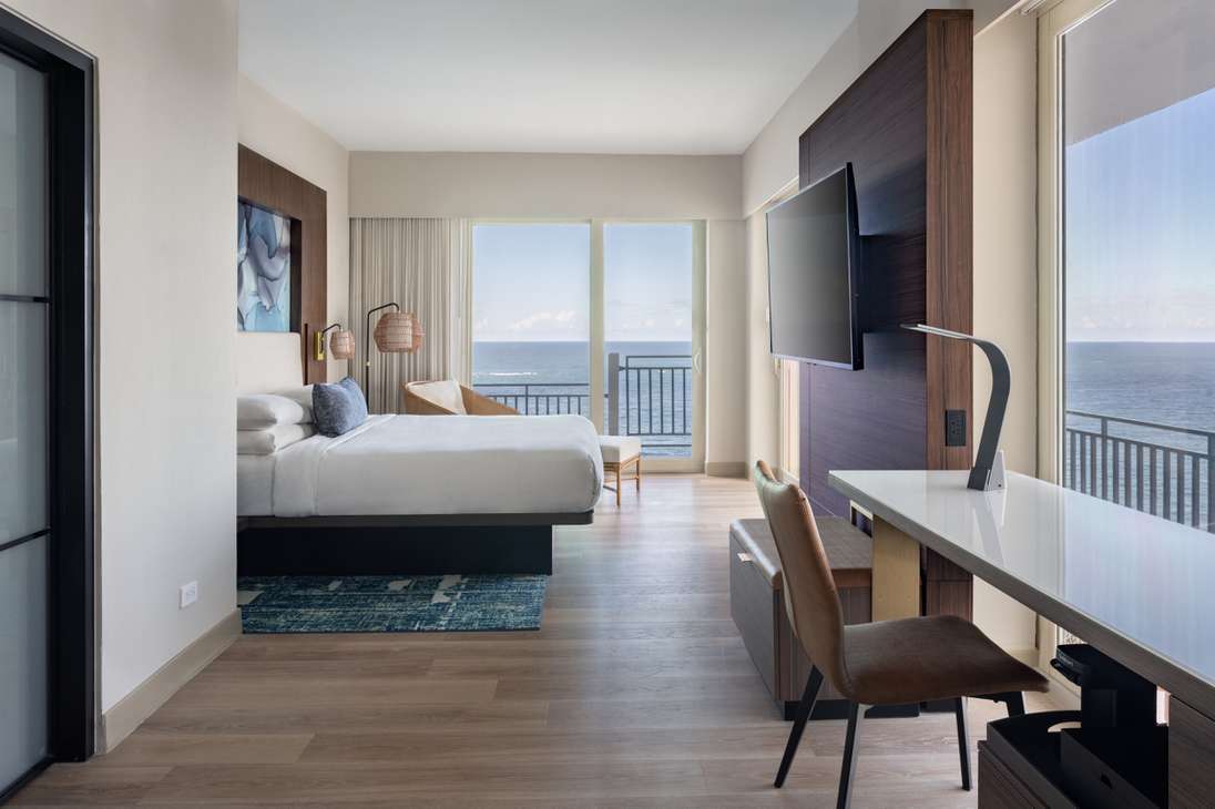 Cada una de las 531 elegantes habitaciones y suites del hotel cuenta con un balcón privado con vistas a la playa o al centro de San Juan.