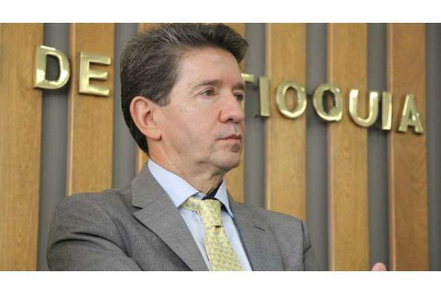 Gobernador de Antioquia entregó el premio “Tortuga de oro” a la Secretaría más lenta