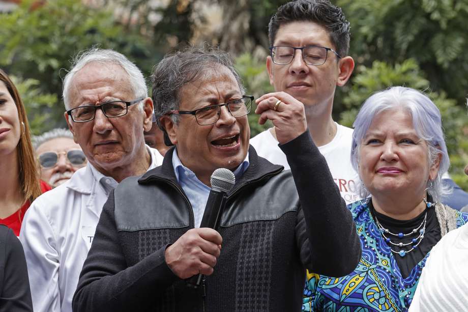 El presidente Petro habla ante sus simpatizantes reunidos hoy en el centro de Bogotá. Aseguró que el pueblo saldrá a las calles a defender la democracia si ocurre un "golpe blando" en su contra.