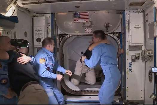 Los astronautas Douglas Hurley(derecha) y Robert Behnken(izquierda) llegando a la Estación Espacial Internacional y saludando a sus colegas en ese lugar el 31 de mayo.