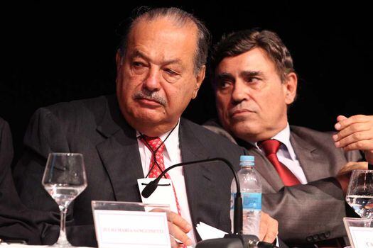 El empresario mexicano Carlos Slim (izq.), y el presidente de la Unión Industrial Paraguaya, Eduardo Felippo, durante el foro sobre la transformación del empleo a nivel mundial. / EFE