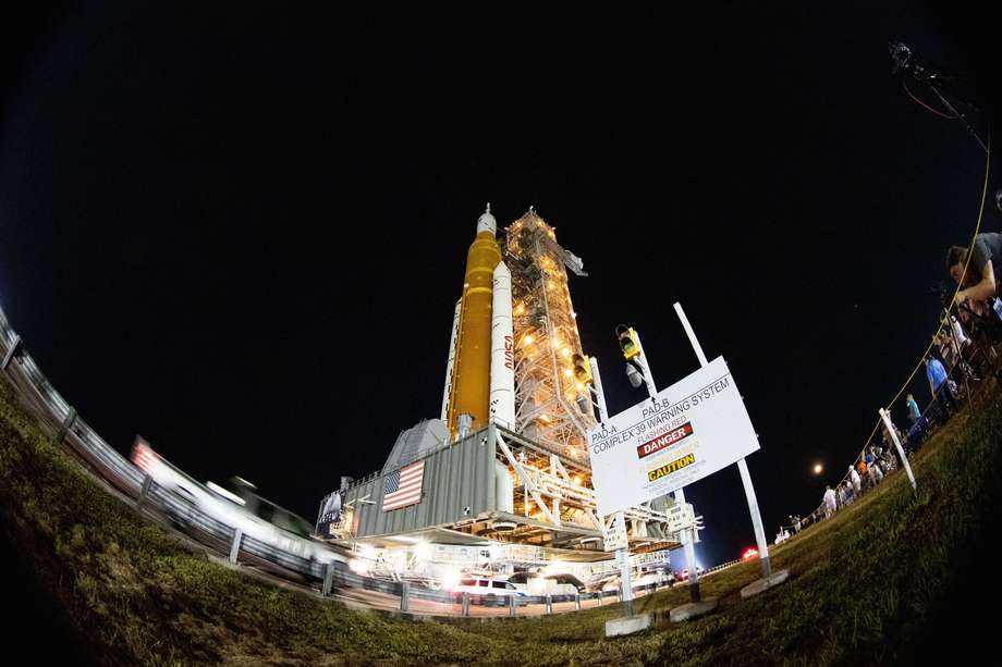Este es el cohete del Sistema de Lanzamiento Espacial (SLS) con la nave espacial Orion a bordo instalado encima de un lanzador móvil en la plataforma de lanzamiento 39B del Centro Espacial Kennedy de la NASA. 