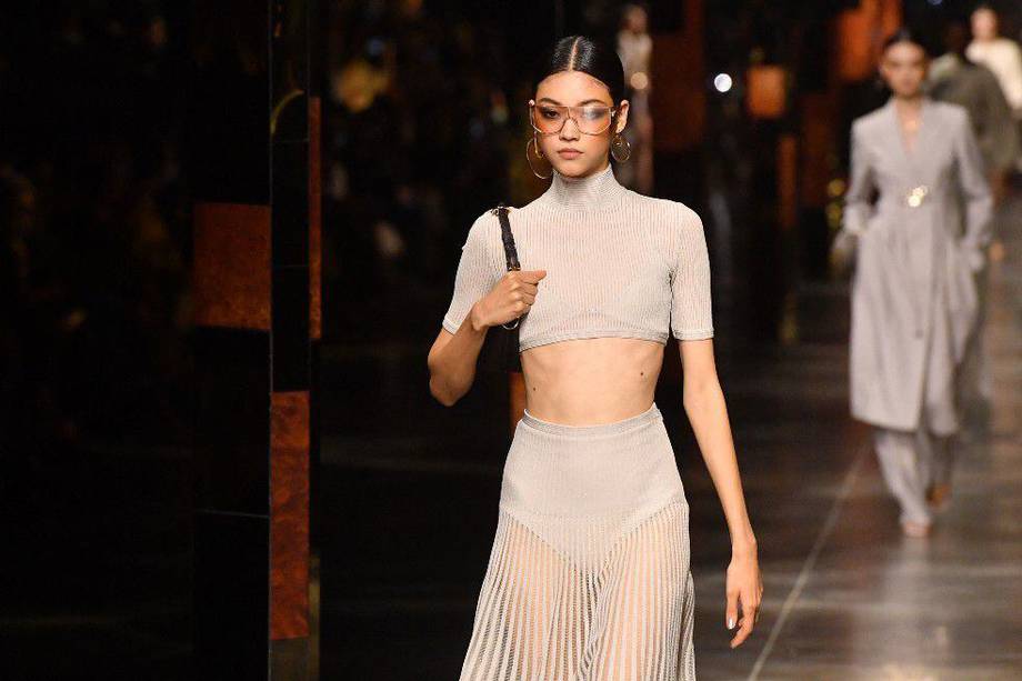 Una modelo luce una creación de Fendi como parte de la colección Mujer Primavera-Verano 2022 presentada durante la Semana de la Moda en Milán