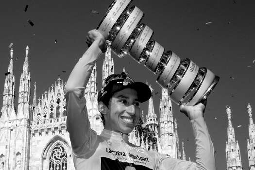 Egan Bernal celebra su título en el Giro de Italia 2021 / AFP / Luca Bettini
