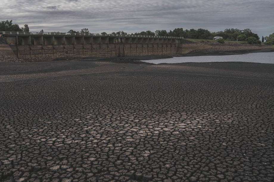 Desde finales de marzo, así se podía ver el lecho seco de la represa de Canelón Grande que abastece de agua potable a la capital.