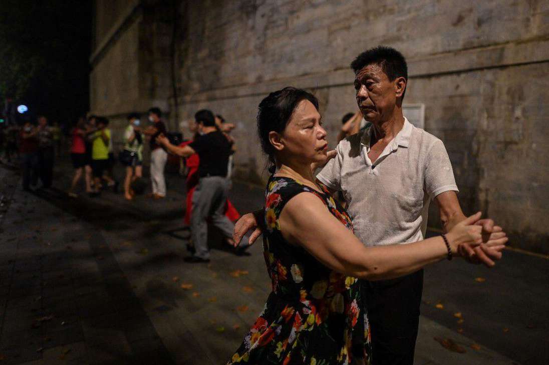 En Wuhan, la primera ciudad del mundo en estar en cuarentena, seis meses después sus habitantes disfrutan el regreso a una vida normal, a tal punto que muchos de ellos no dudan en dejar el tapabocas.