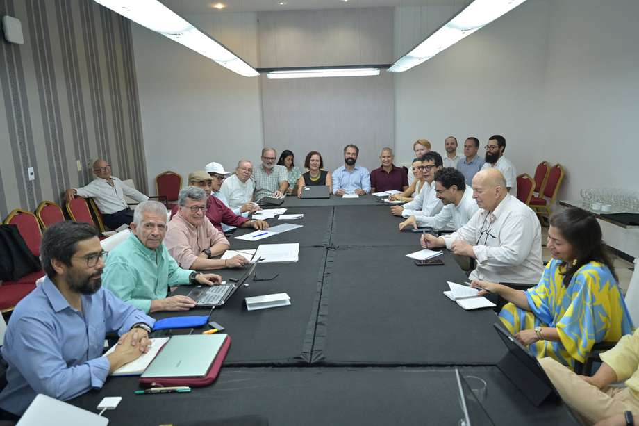 El tercer ciclo de diálogos de paz con el ELN empezó el 2 de mayo en La Habana, Cuba. En la foto, miembros de las delegaciones de ambas partes.