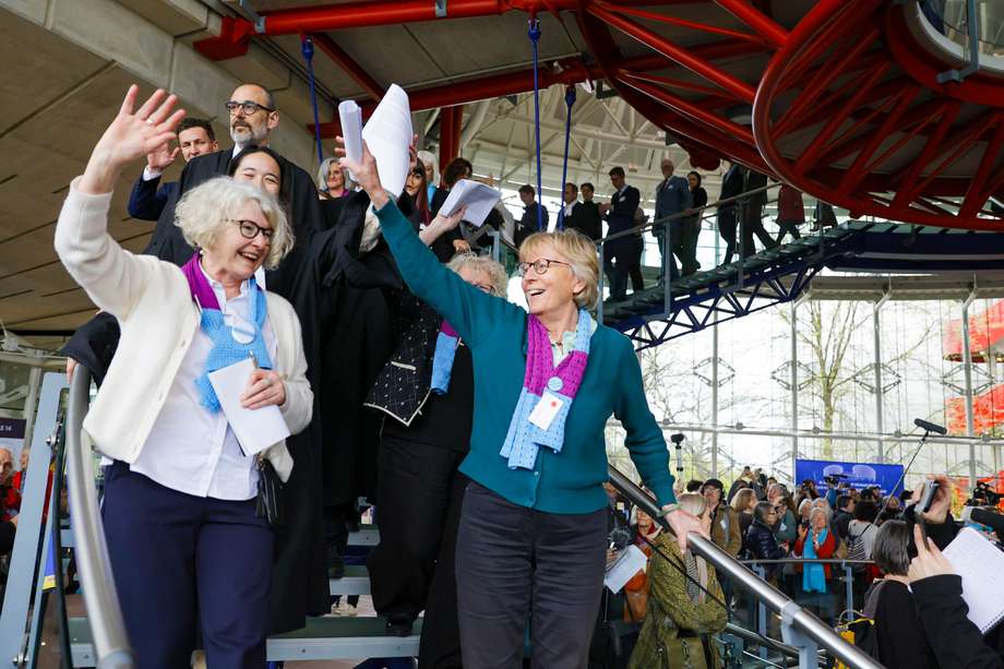 Activistas de Climate Seniors de Suiza celebran al salir del Tribunal Europeo de Derechos Humanos (TEDH), tras la sentencia en un caso contra diferentes países europeos acusados ​​de inacción climática en el Tribunal Europeo de Derechos Humanos en Estrasburgo, Francia, el 9 de abril de 2024.
