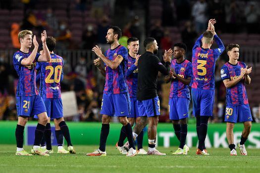 Los jugadores de Barcelona aplauden tras alcanzar sus primeros puntos en la presente edición de la Champions.