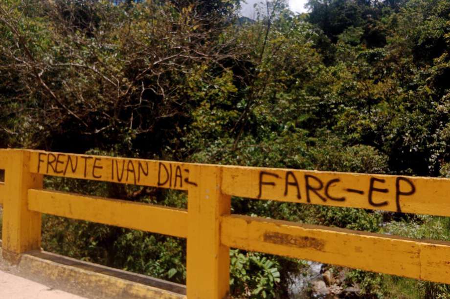 Grafitis de las disidencias del Estado Mayor Central de las FARC en la Zona de Reserva Campesina del Pato Balsillas, Caquetá.