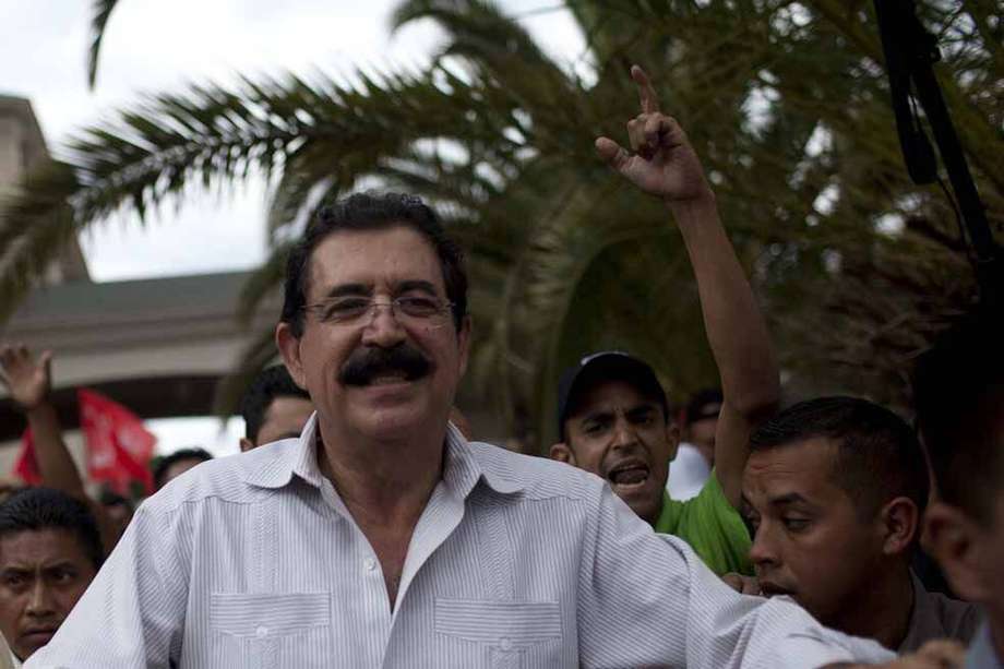 El derrocado presidente Manuel Zelaya (c) fue detenido este viernes en el aeropuerto de Honduras. / EFE 
