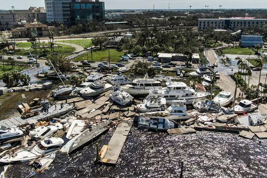 Una foto aérea tomada con un dron muestra los daños causados ​​por el huracán Ian en Fort Myers, Florida, EE. UU.
