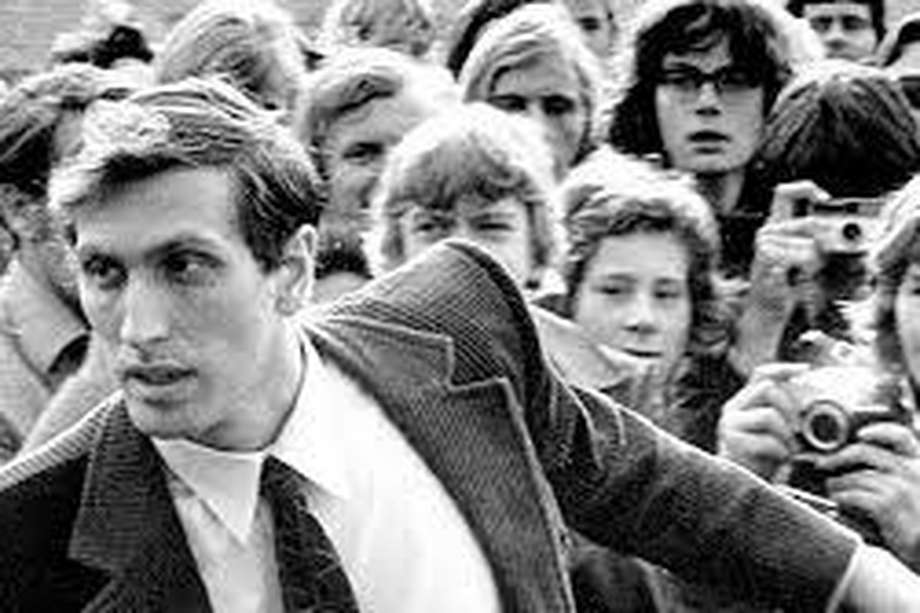 Bobby Fisher en los años 70, asediado por los periodistas y fanáticos.