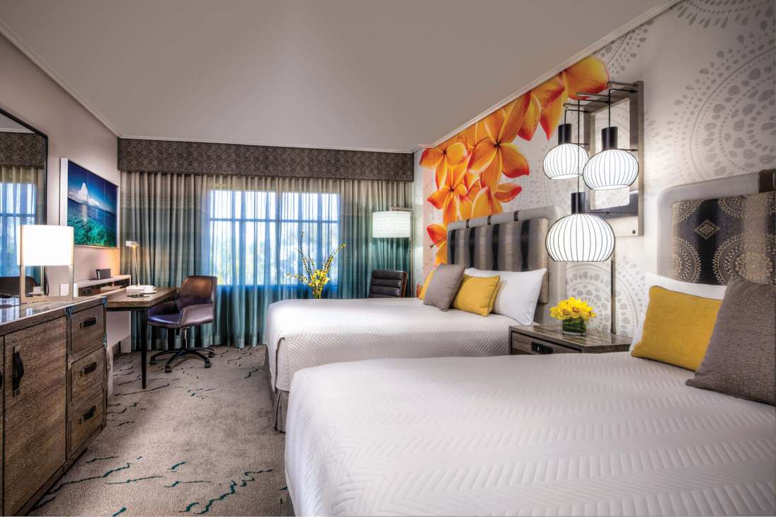 Las habitaciones y suites del Loews Royal Pacific Resort son amplias, cómodas y con toques isleños.