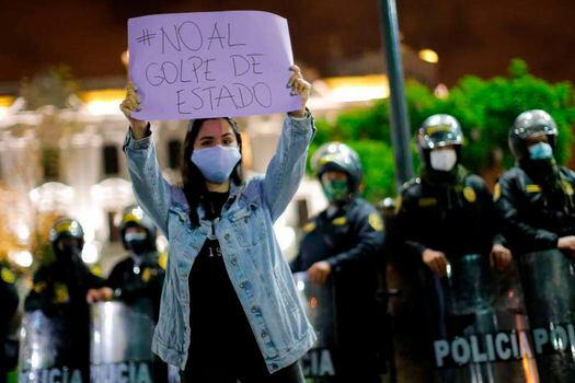En Perú hay muchas manifestaciones en contra de la destitución del presidente Martín Vizcarra. / AFP / Luka GONZALES
