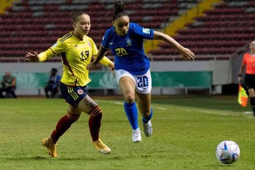 Ana Maria Guzmán y Dudinha disputan el balón durante el encuentro entre Colombia y Brasil por los Cuartos de final. / AFP