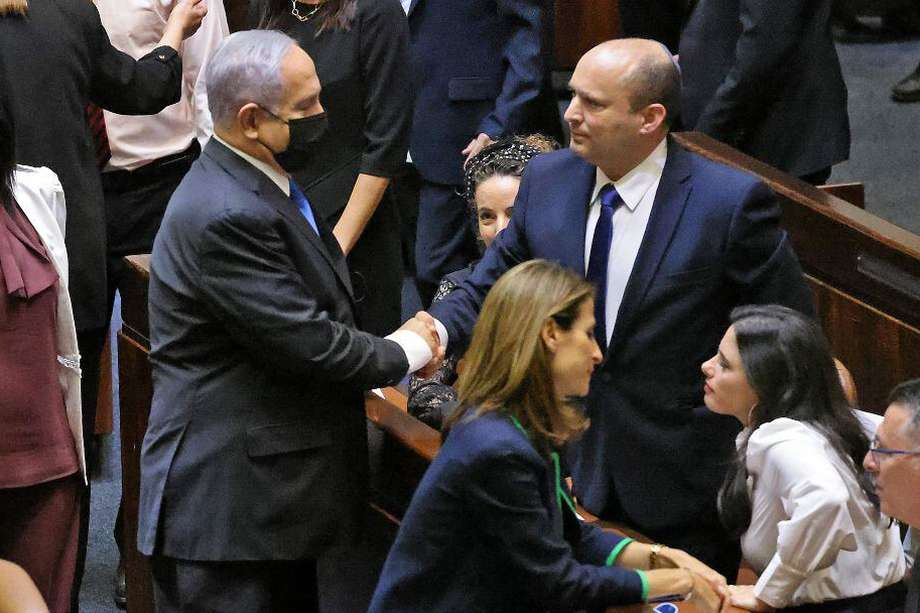 Benjamin Netanyahu saluda a Neftali Bennet, nuevo primer ministro de la coalición de gobierno que lo sacó del poder este domingo.