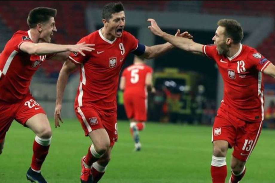 Krzysztof Piatek, Robert Lewandowski y Maciej Rybus celebran un gol durante las eliminatorias rumbo a Catar 2022.