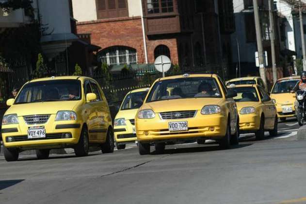 Eliminarían pico y placa a taxis de Bogotá que sean eléctricos o a gas y tengan tabletas