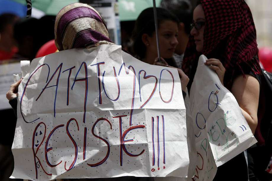 Protestas frente a la sede del Ministerio de Agricultura de Colombia el pasado martes 25 de junio de 2013, en Bogotá, para apoyar las protestas de campesinos en la zona del Catatumbo, en el noreste del país, que cumplen hoy quince días. EFE/LEONARDO MUÑOZ