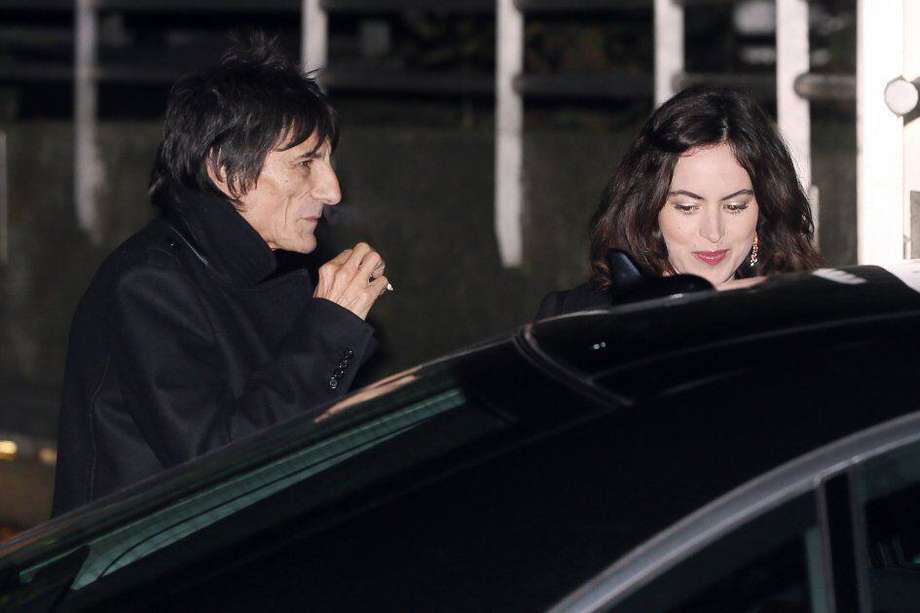 El guitarrista de los Rolling Stones, Ron Wood, y Sally Humphreys en París, el pasado 25 de octubre. / AFP