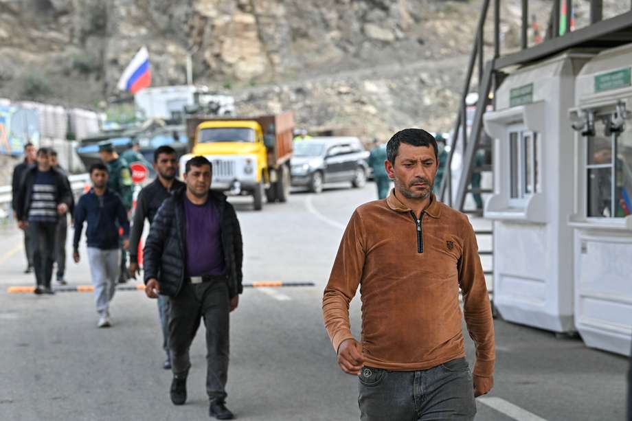 - Personas de etnia armenia cruzan un puesto de control en la entrada del corredor Lachinsky, que conecta la región de Nagorno-Karabaj con Armenia, cuando salen de Nagorno-Karabaj, en Lachin, Azerbaiyán, el 25 de septiembre de 2023.
