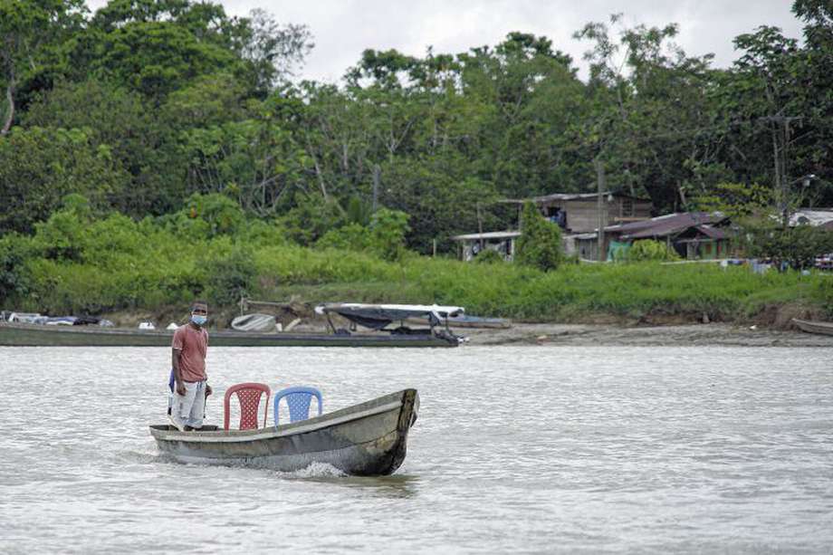 El cuerpo sin vida Sarcelino Lana fue arrojado al río Atrato. Las autoridades investigan y la comunidad señala la Clan del Golfo como autor del homicidio.