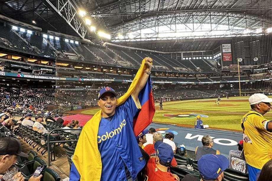 Armando Ortiz posa con una bandera de Colombia en Miami donde la Selección Colombia participaba en el Clásico Mundial de Baseball.