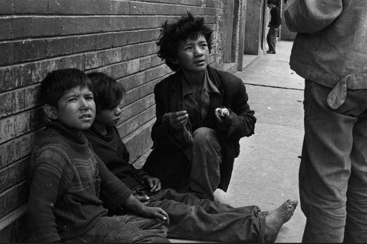 Los niños limosneros, vendedores o ladrones eran parte del paisaje de la Bogotá de mediados del siglo XX. / Fotografías: Archivo Ximena Pachón - Archivo U. Nacional - Helena Mogollón.