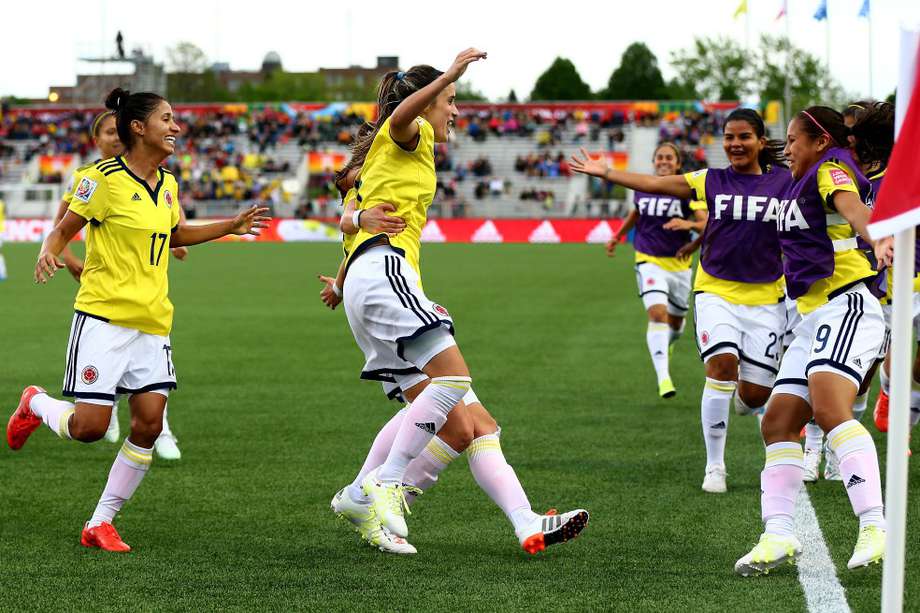 Daniela Montoya (centro) disputó con la selección colombiana de fútbol el Mundial de Canadá 2015 y los Juegos Olímpicos de Londres 2012. / AFP