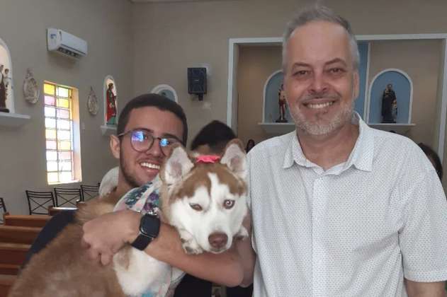 “Es un ángel”: Padre rescata a perros para darlos en adopción durante sus misas